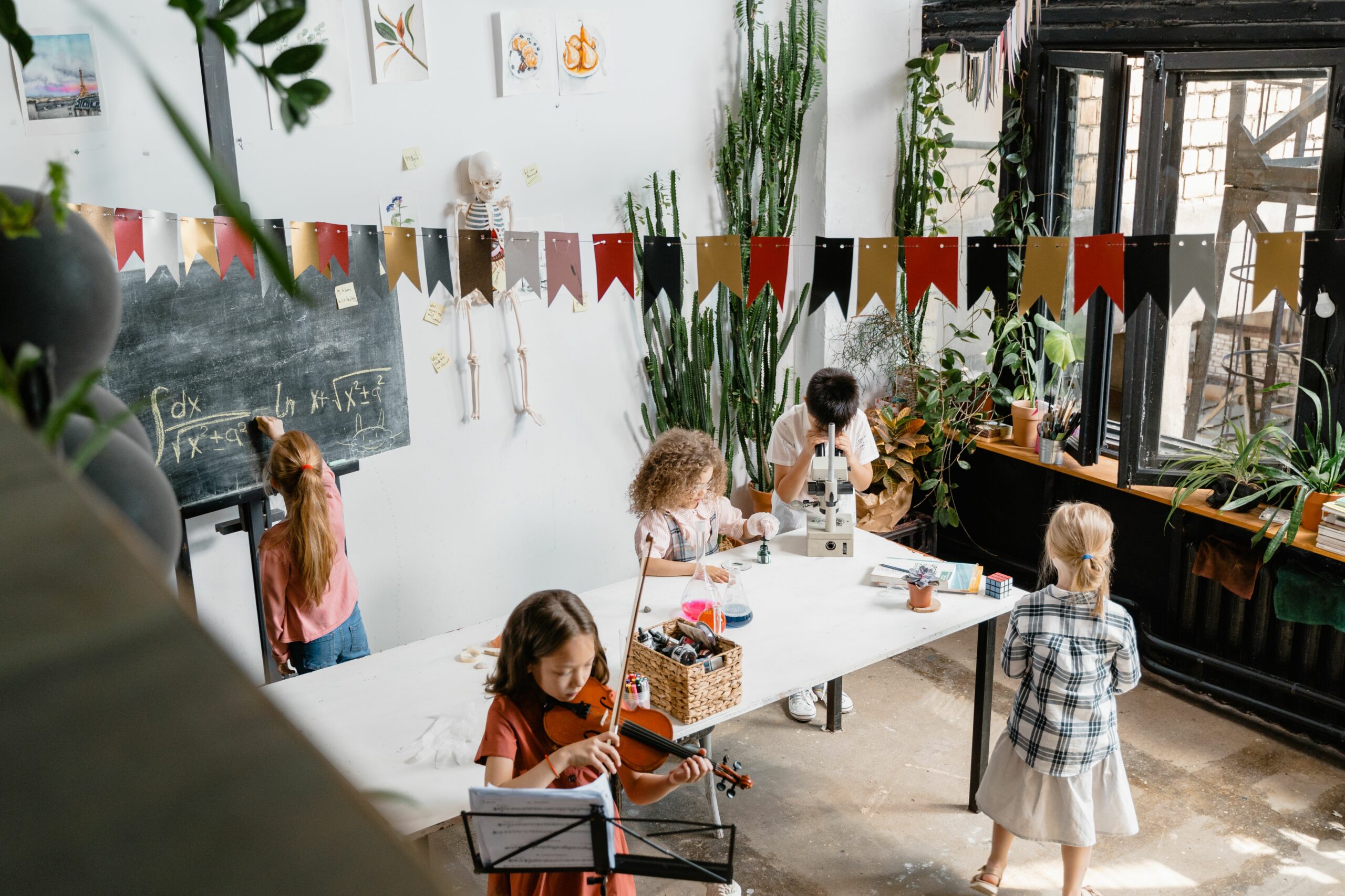 Enfants de l'école en pleine activité